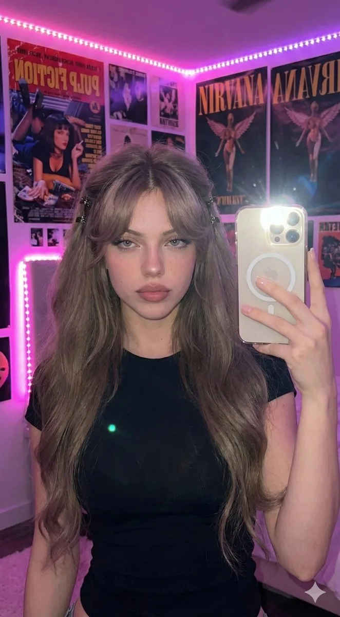 สาวสวยเซลฟี่สุดเรียลด้วยแฟลชมือถือ 16K 1