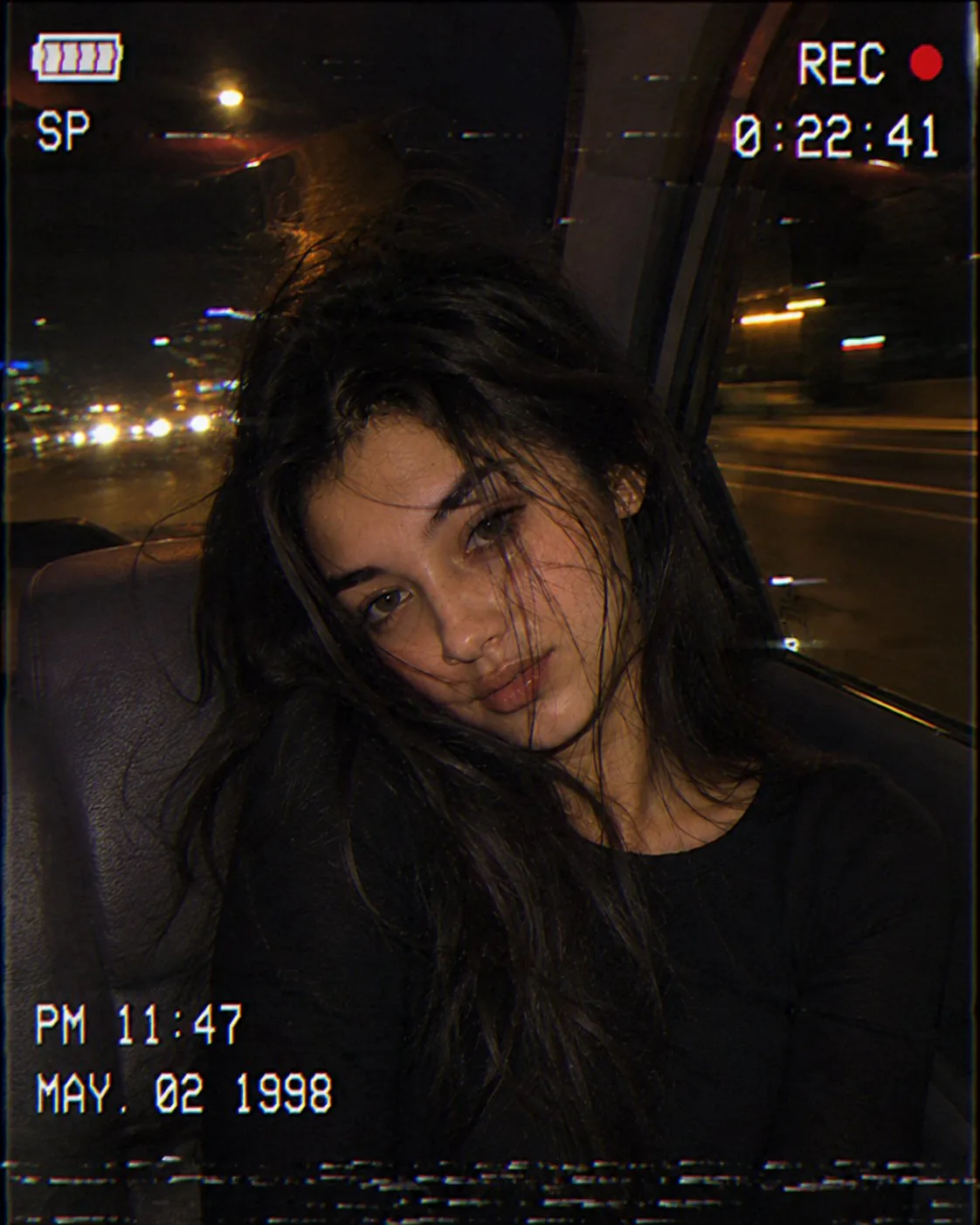 หญิงสาวในรถยามค่ำคืนสไตล์ VHS ปี 1998 1