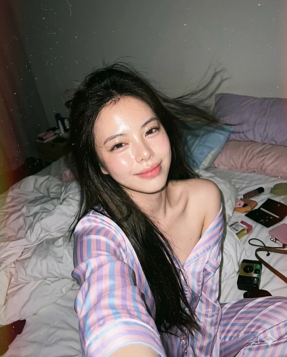 เซลฟี่บนเตียง สไตล์กล้องใช้แล้วทิ้งยุค 90 2