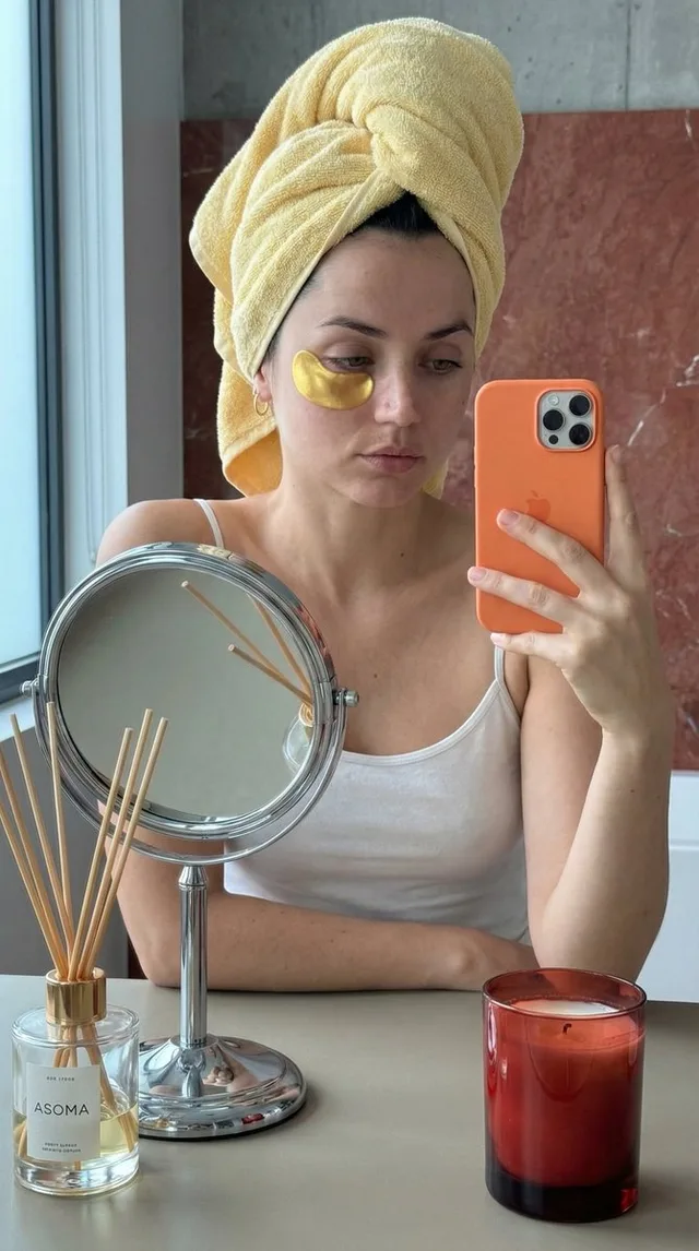 Ana de Armas: เซลฟี่ตอนเช้ากับผ้าเช็ดตัวโพกผม