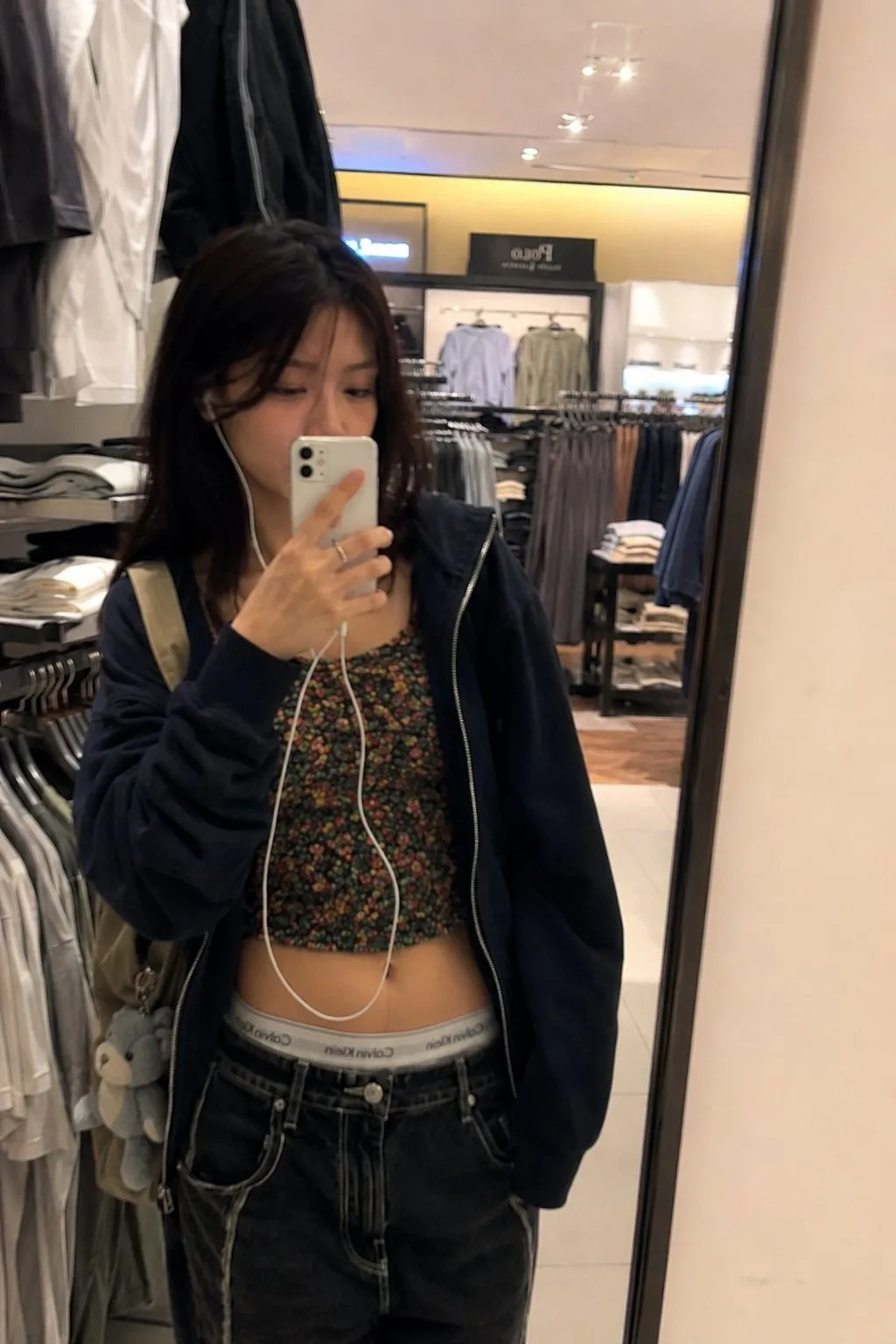 สาว Y2K ในห้างสรรพสินค้า 1