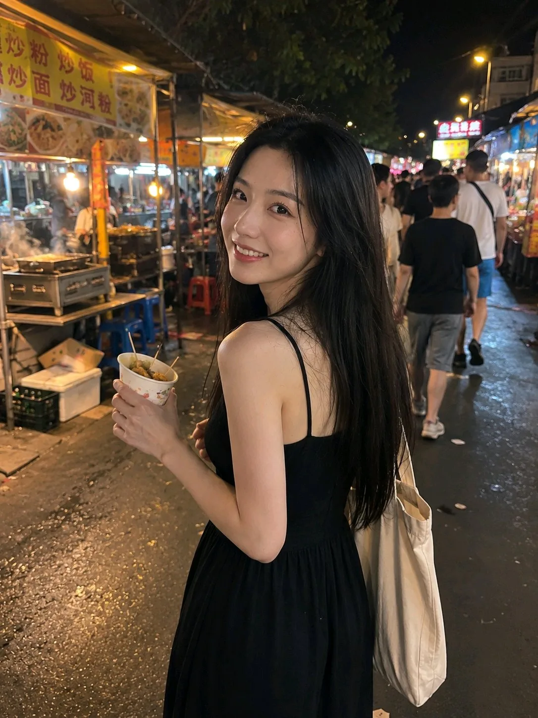 สาวเอเชียเหลียวหลังในตลาดกลางคืน ถ่ายด้วยมือถือ 1