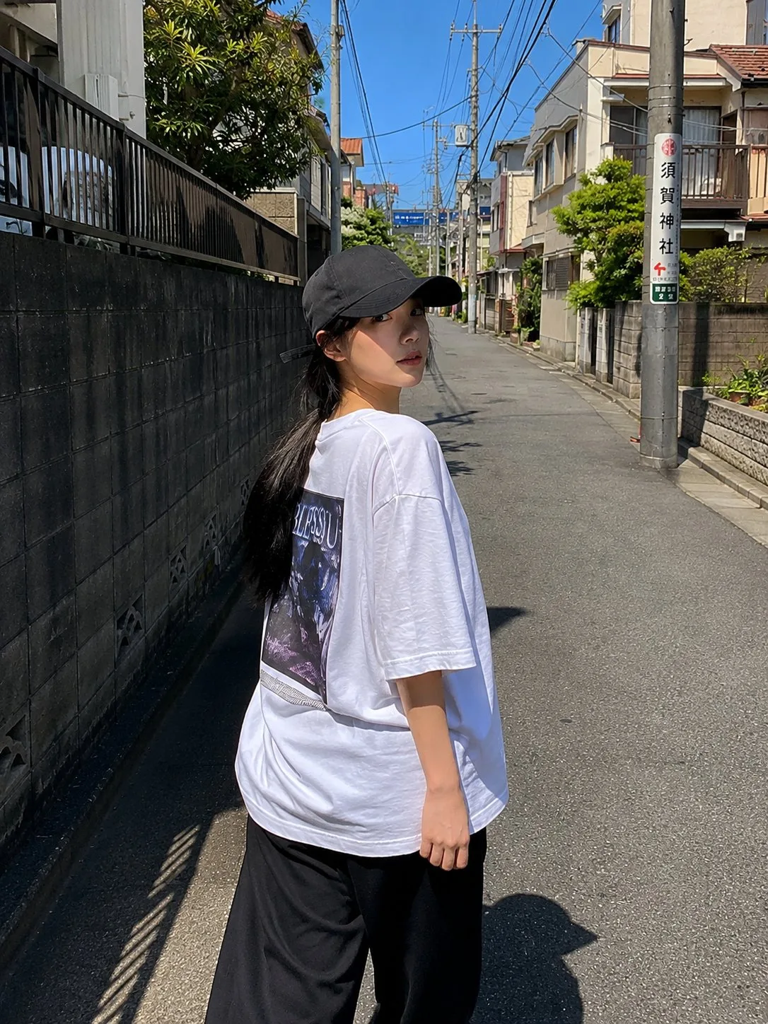 สาวญี่ปุ่นชุดแจ็คเก็ตแดงสุดปัง ถ่ายภาพสตรีทแฟชั่น 1