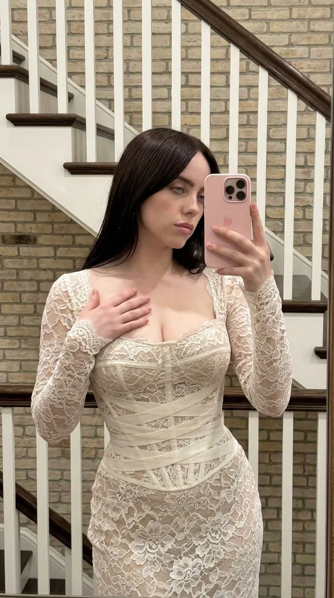บิลลี อายลิช ถ่ายเซลฟี่หน้ากระจกในชุดลูกไม้สุดหรู 1