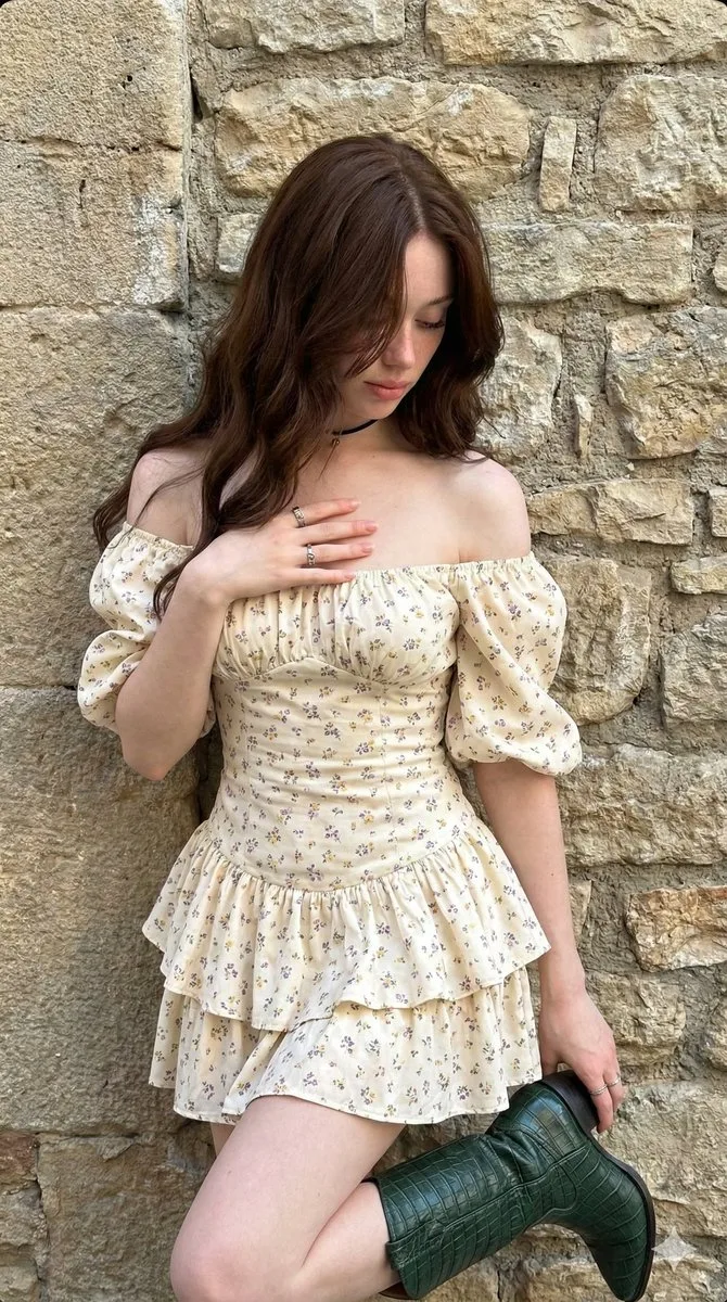สาวโบฮีเมียนชุดเดรสลายดอก ณ กำแพงหินวินเทจ 1