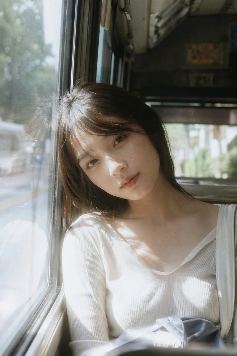 สาวญี่ปุ่นฟิล์มเนกาทีฟ ริมหน้าต่างรถบัส 1