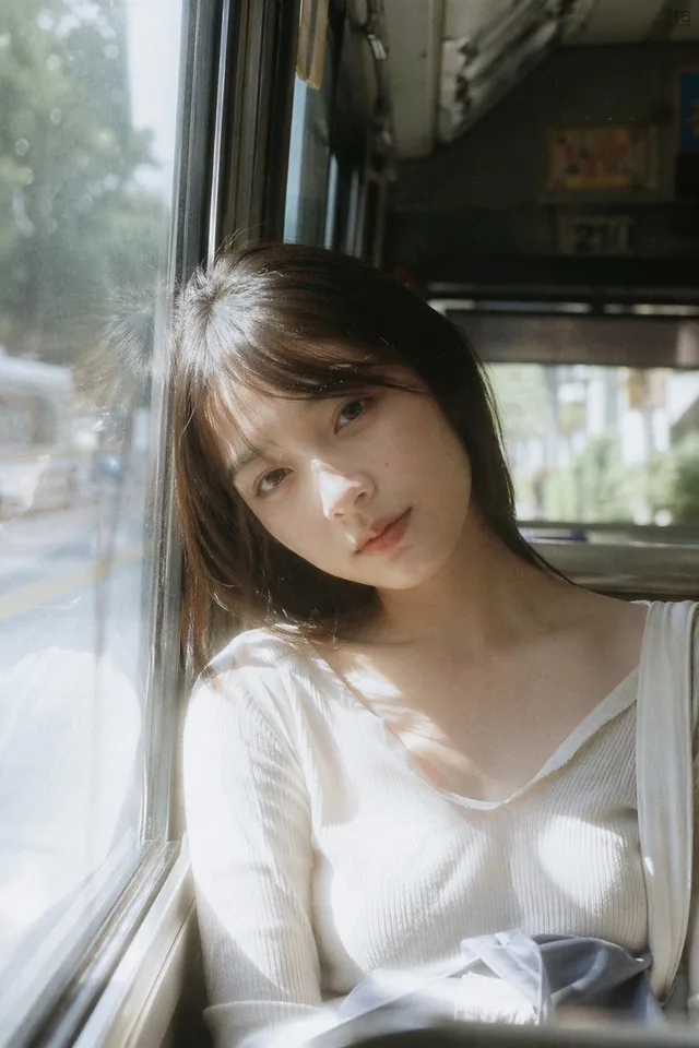 สาวญี่ปุ่นฟิล์มเนกาทีฟ ริมหน้าต่างรถบัส