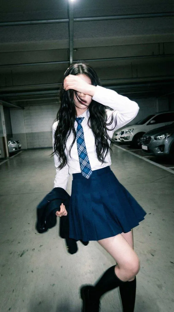 สาวเสื้อขาวกระโปรงสั้นในโรงจอดรถมืดสลัว 2