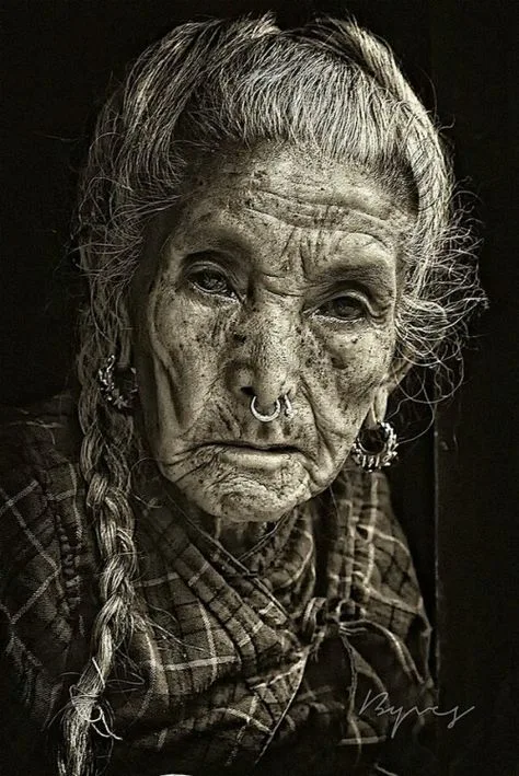 สาวถักเปียในเงามืดสว่างแบบขาวดำ