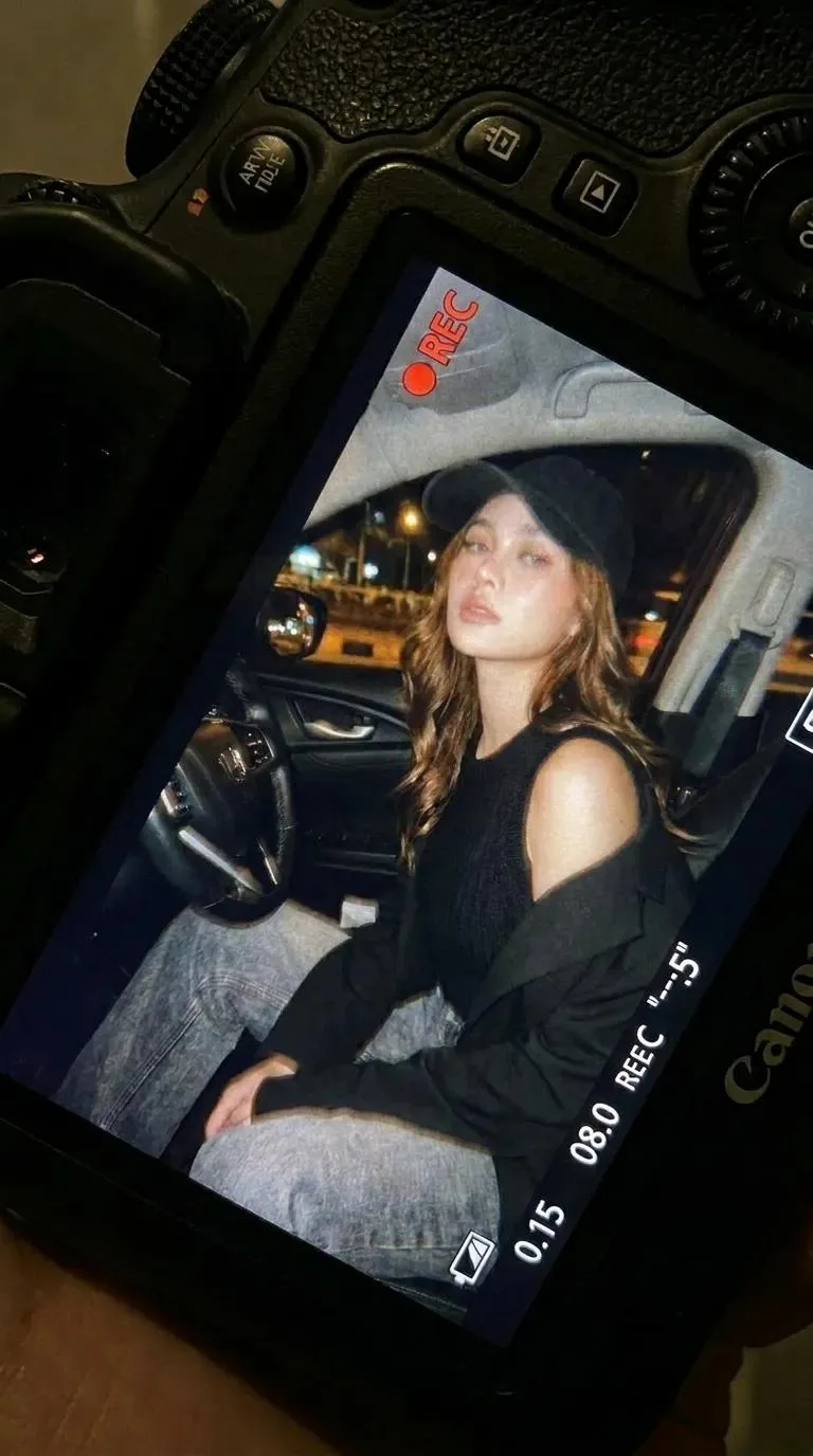 สาวเท่ในรถยามค่ำคืน: ภาพแฟชั่นดุจเบื้องหลัง 2