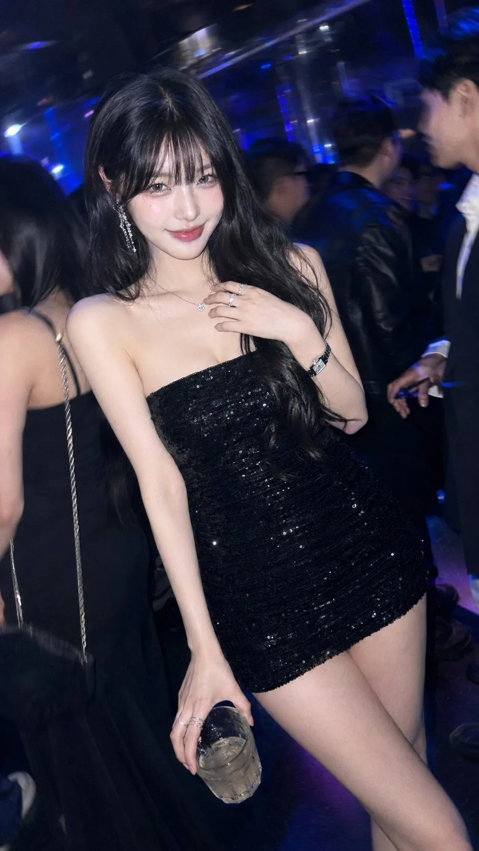 สาวเอเชียในผับ: แฟลช CCD สไตล์ Y2K 1