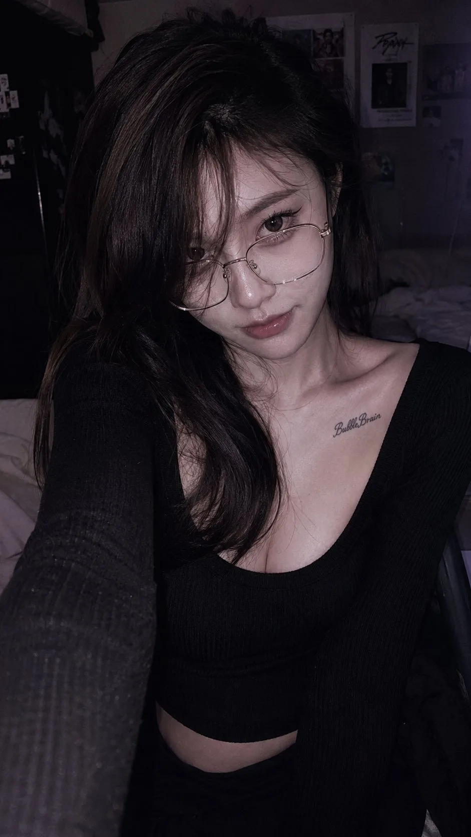 เน็ตไอดอลสาวจีนถ่ายเซลฟี่ในห้องนอนยามค่ำคืน 1