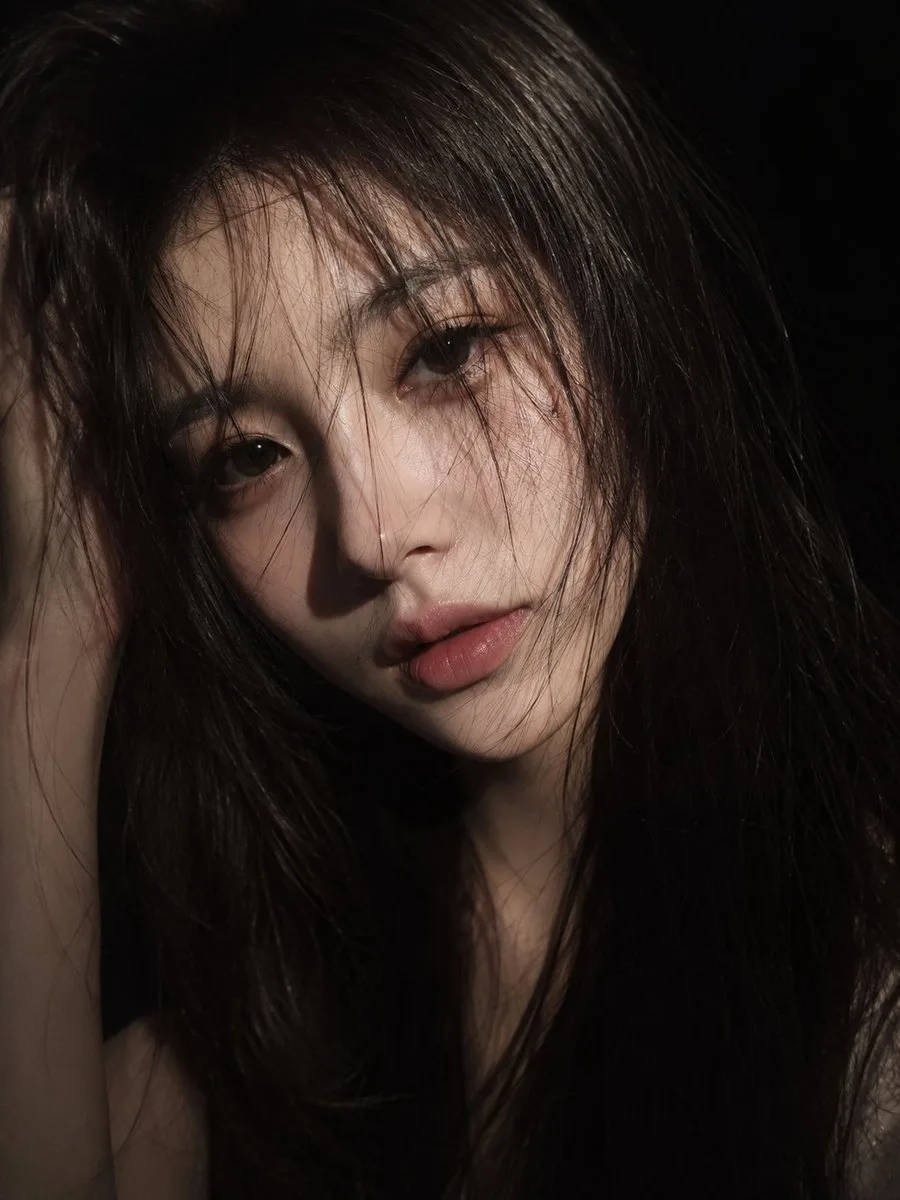 ภาพบุคคลหญิงสาวชาวเอเชียตะวันออกในอารมณ์เศร้าแบบภาพยนตร์ 1