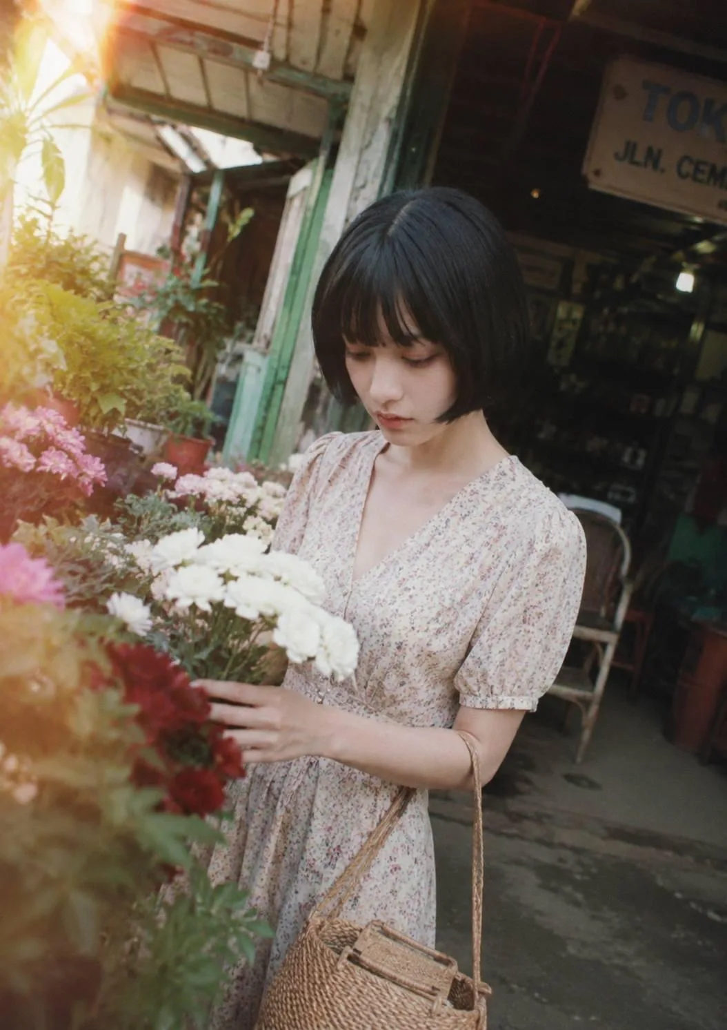 สาวหวานชื่นชมดอกไม้ สไตล์หนังโรแมนติก 1