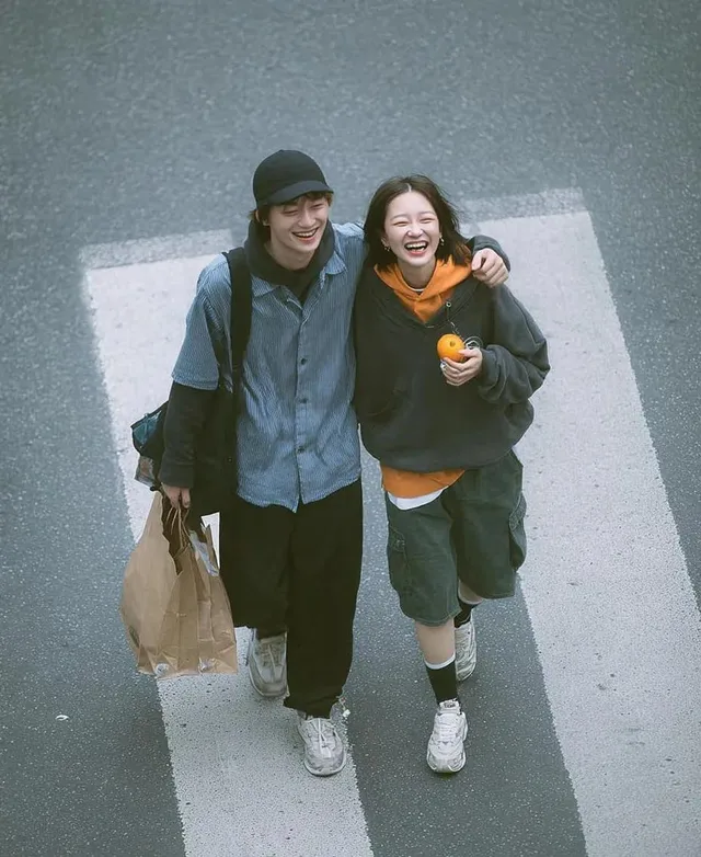 คู่รักหนุ่มสาวบนทางม้าลาย: สตรีทโฟโต้สุดอบอุ่น