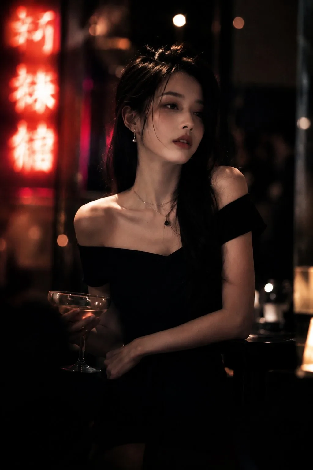 สาวผมดำเดรสเกาะอกในบาร์หรู 1