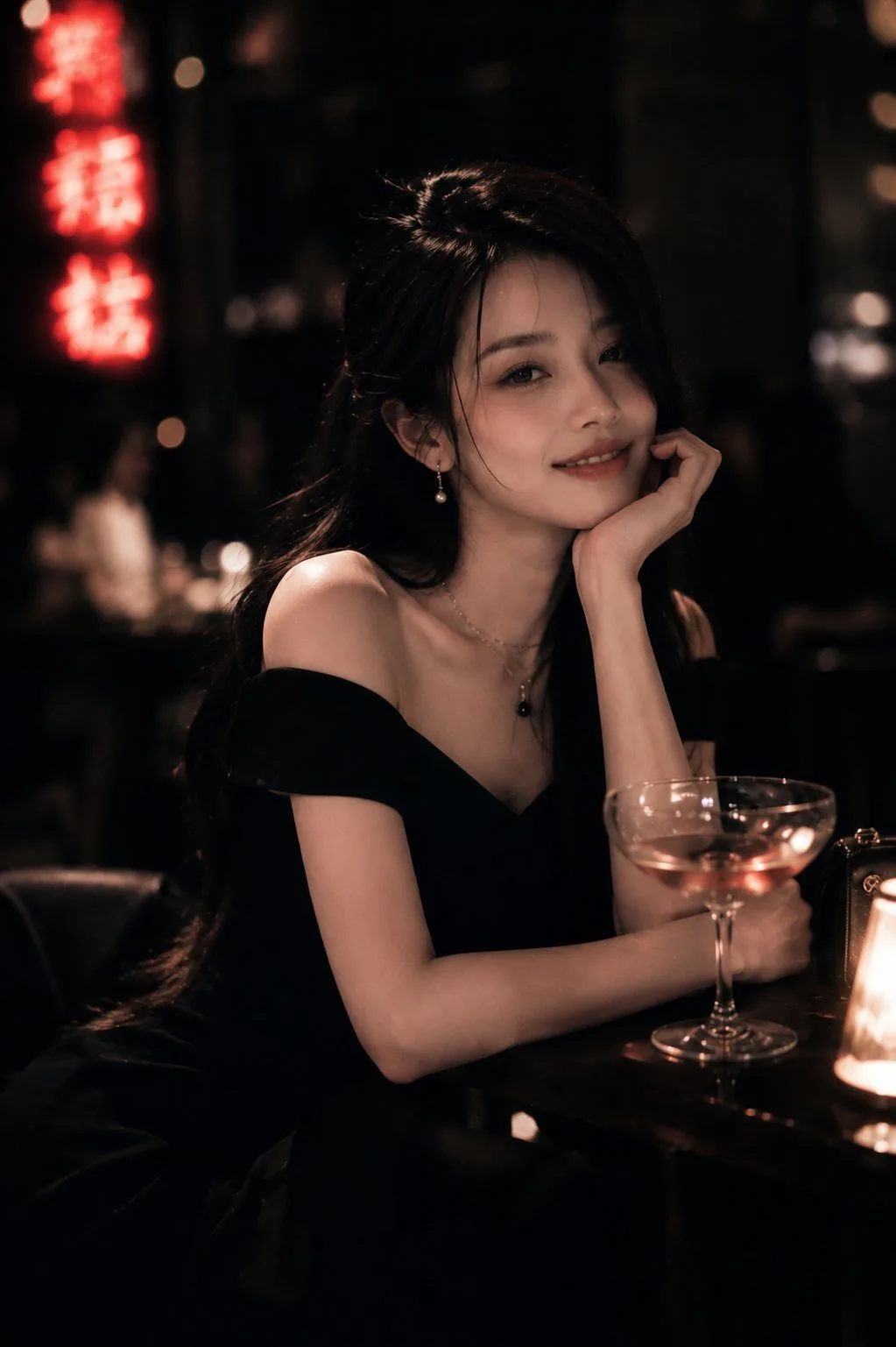 สาวผมดำเดรสเกาะอกในบาร์หรู 2