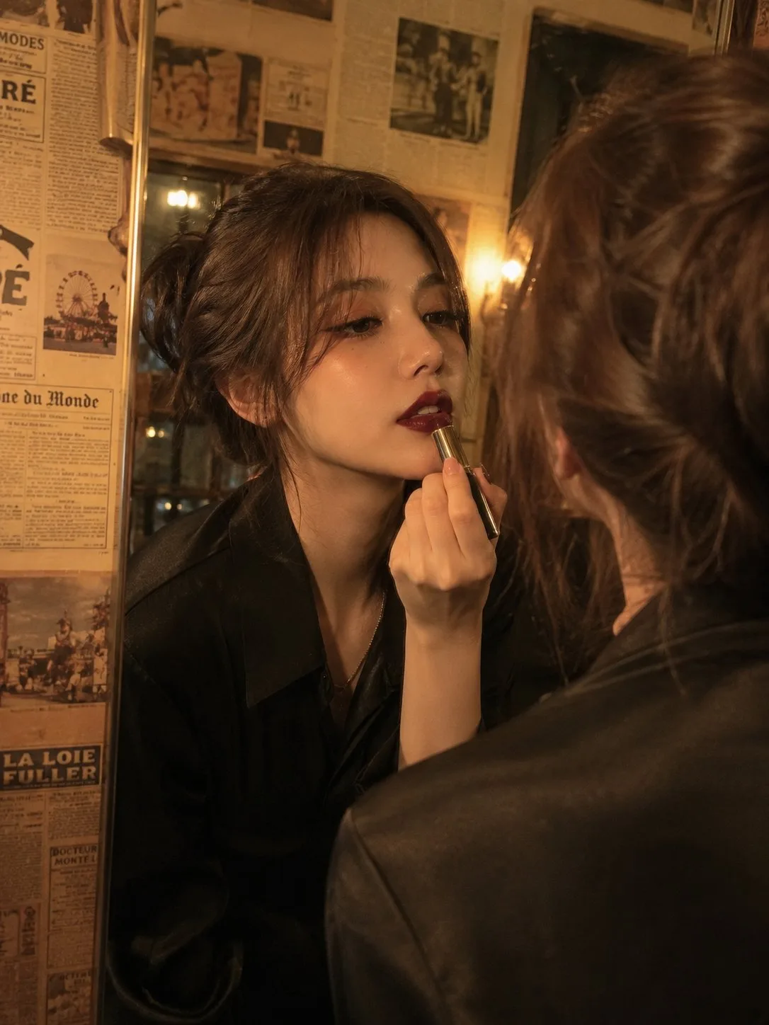 ภาพพอร์เทรตแต่งหน้าปากแดงสไตล์ภาพยนตร์วินเทจ 1