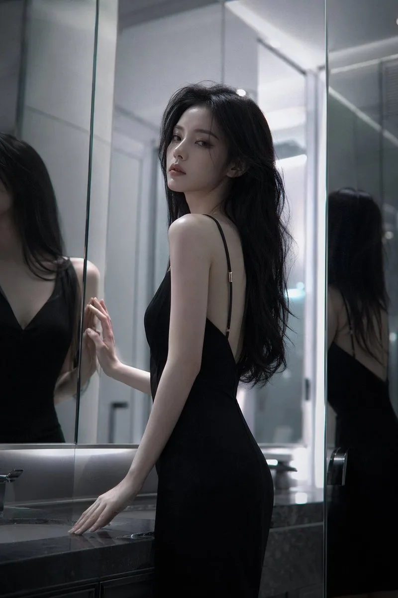 สาวสวยเย็นชาสะท้อนเงาในกระจก 1