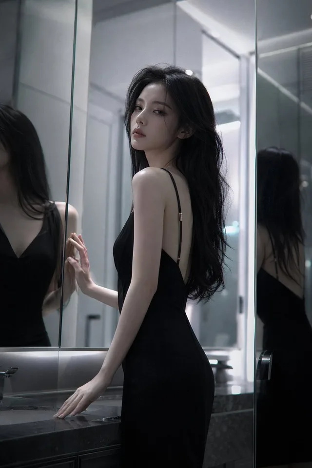 สาวสวยเย็นชาสะท้อนเงาในกระจก
