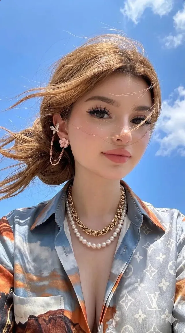 คอนเซ็ปต์: ถ่ายภาพบุคคลแฟชั่นกลางแจ้งสไตล์ผู้หญิงทันสมัย