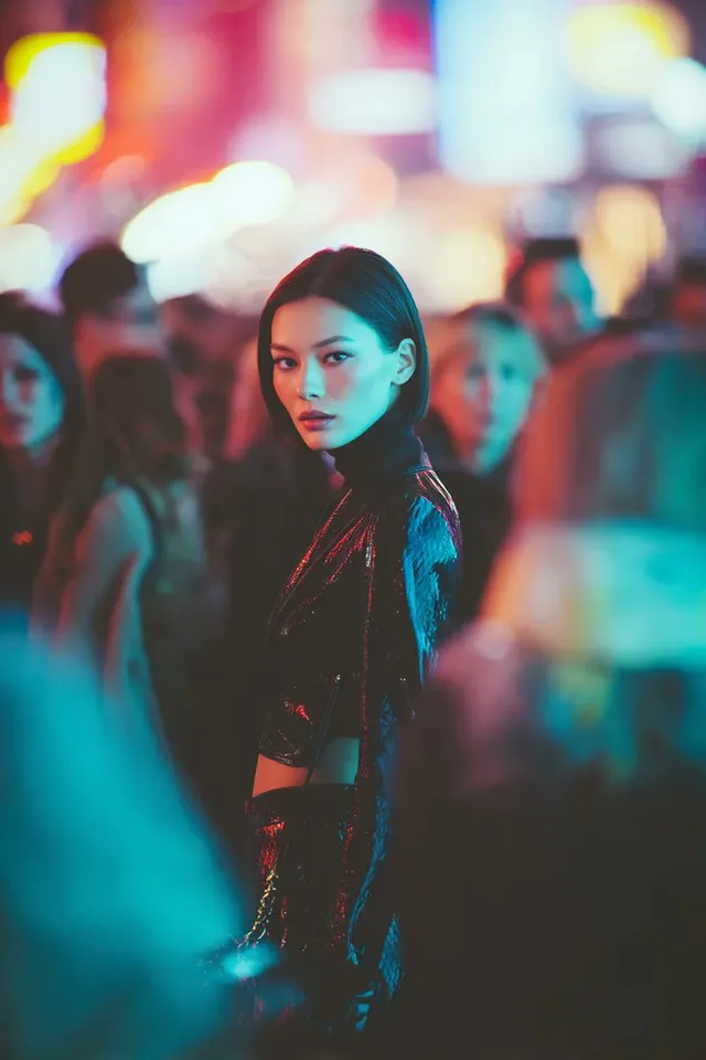 สาวไซเบอร์พังค์: แฟชั่นนีออนในเมืองอนาคต