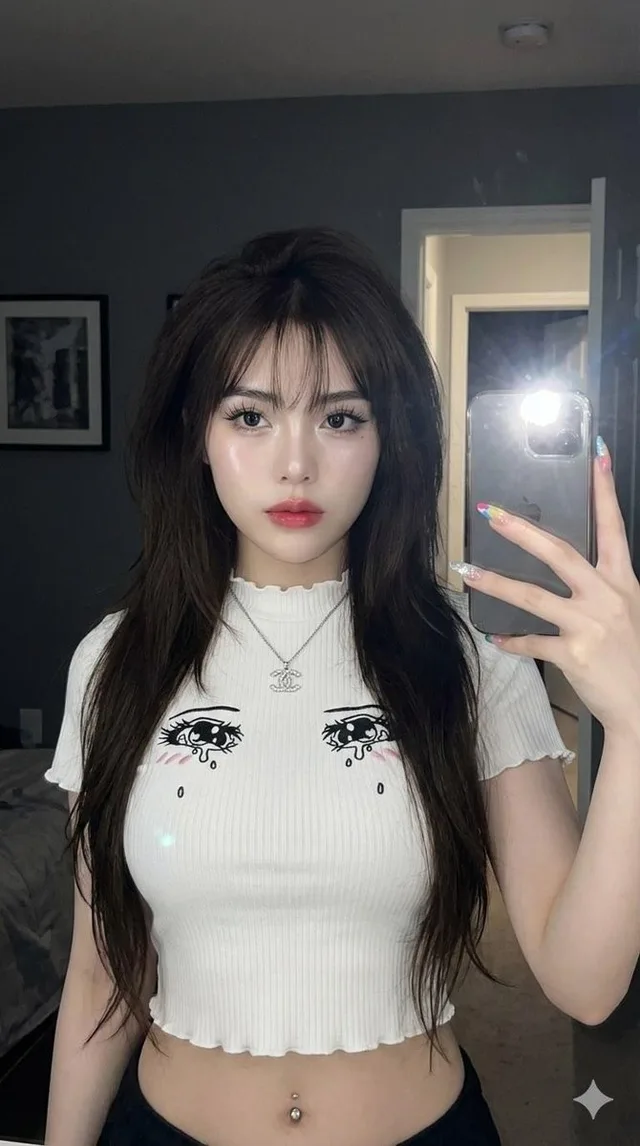 สาวแซ่บซนในห้องมืด แฟลชส่องถ่ายเซลฟี่