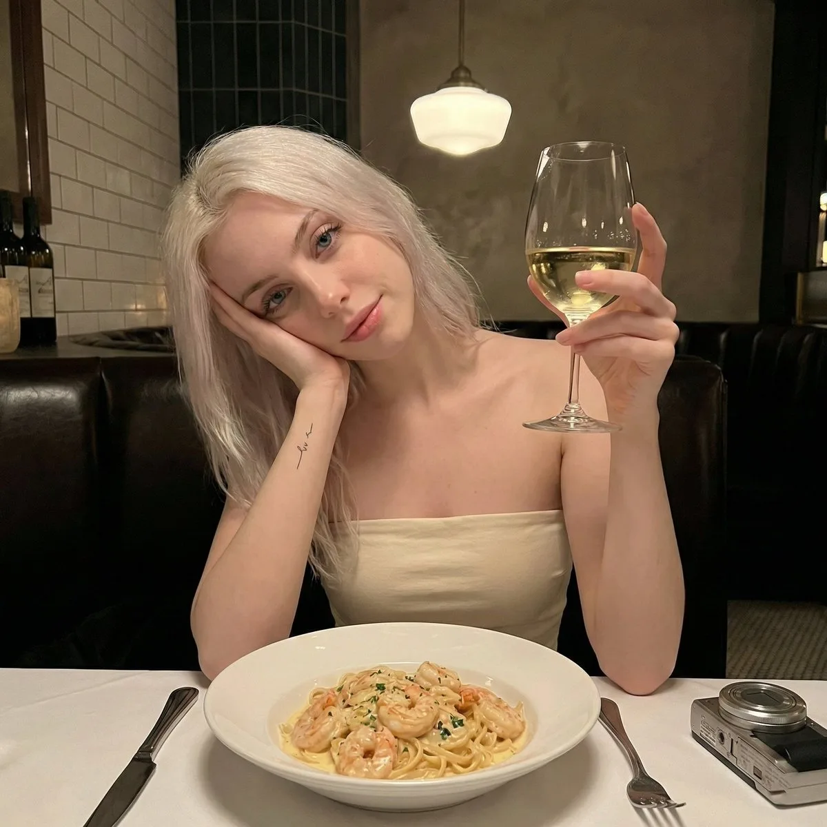 เซลฟี่สาวผมบลอนด์ดินเนอร์หรู 1
