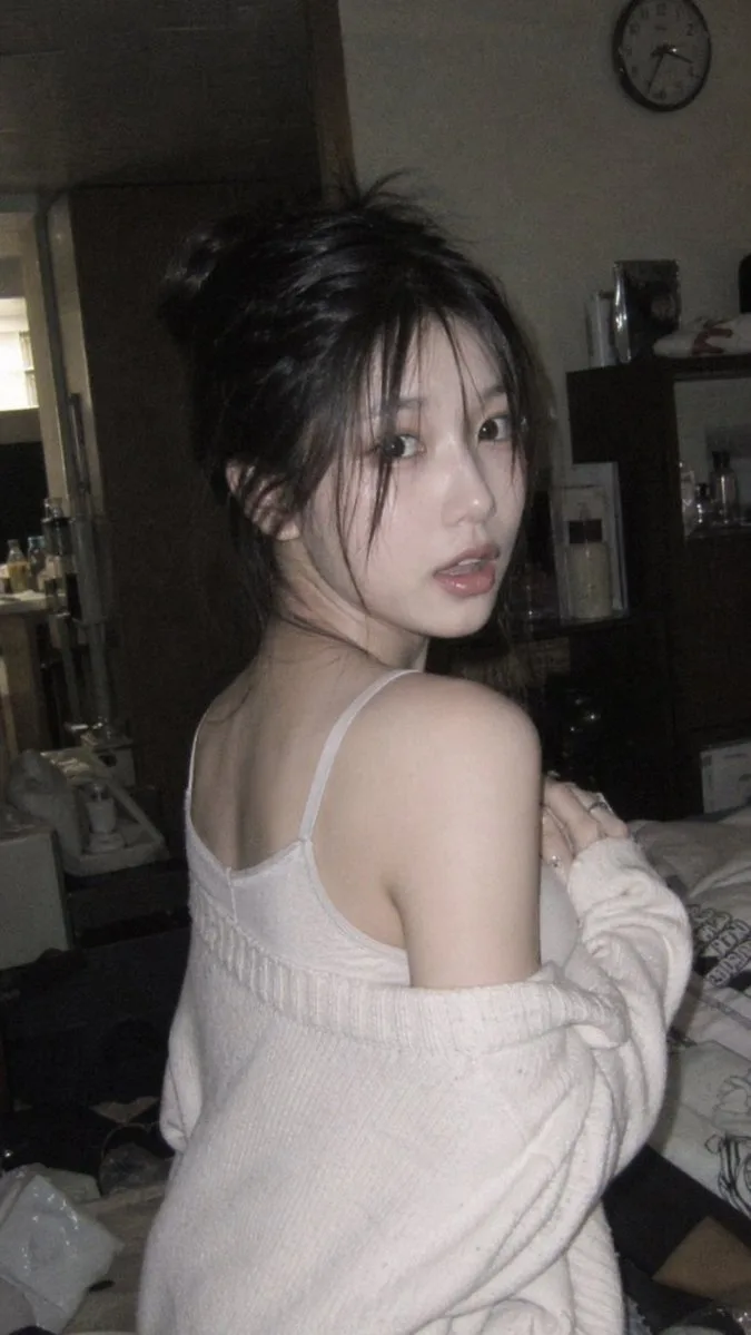 ไอดอลสาวเกาหลีหันมองกล้องอย่างกะทันหันในห้องมืดสลัว 1