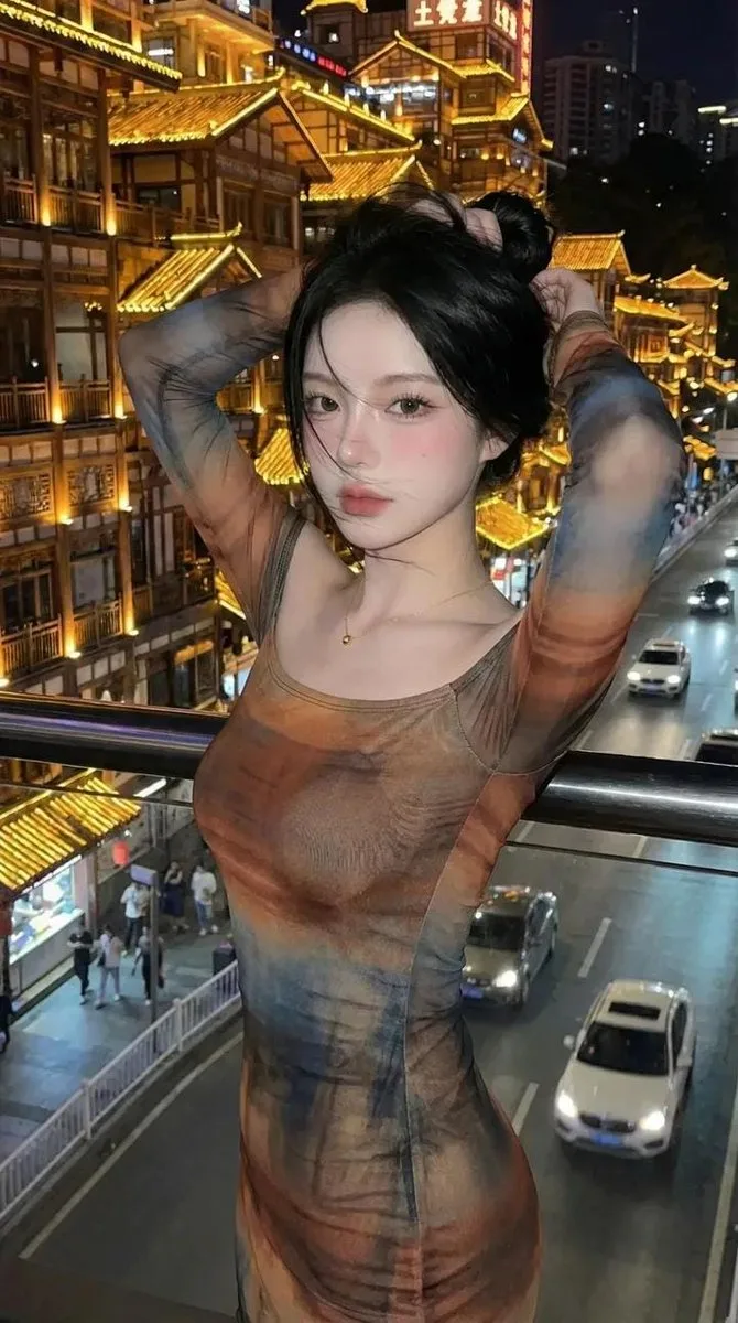 สาวจีนสไตล์ Douyin กับหงหยาต้งยามค่ำคืน 1
