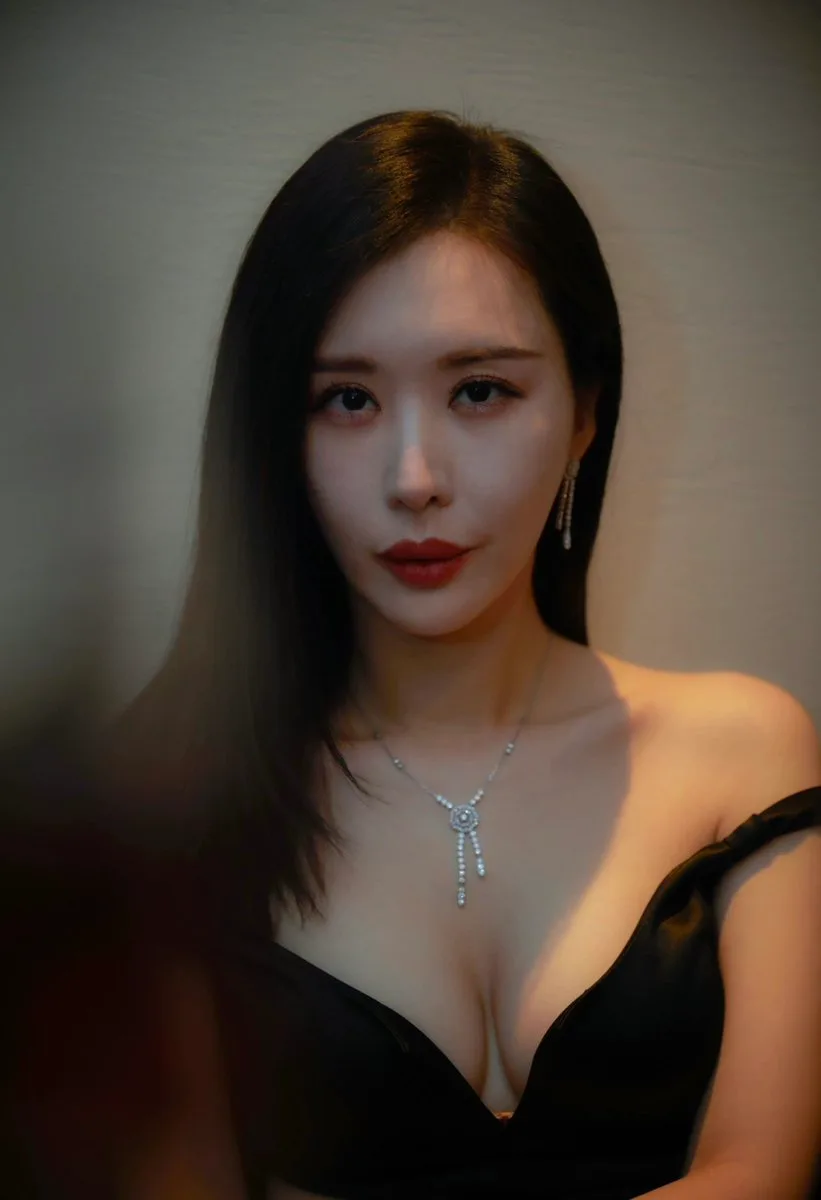 ภาพพอร์เทรตหญิงสาวชุดดำ ลิปแดง ในมิติแสงเงาแบบภาพยนตร์ 1