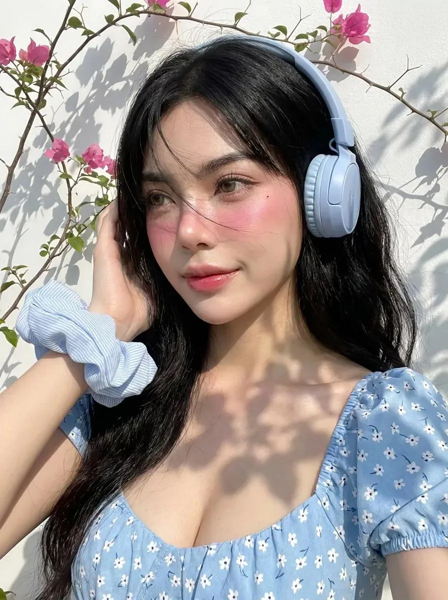 สาวผิวพอร์ซเลนฉ่ำแดดฤดูร้อน: ภาพถ่ายบุคคลระยะใกล้ 1
