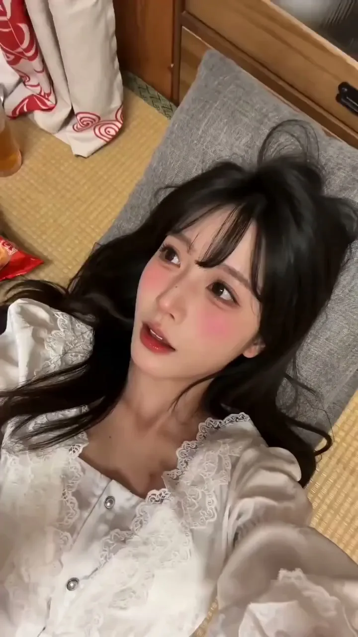 คอสเพลย์เยอร์สาวเมานิดๆ บนเสื่อทาทามิหลังปาร์ตี้ 1