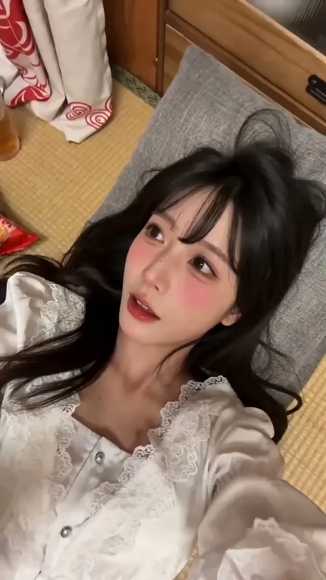 คอสเพลย์เยอร์สาวเมานิดๆ บนเสื่อทาทามิหลังปาร์ตี้