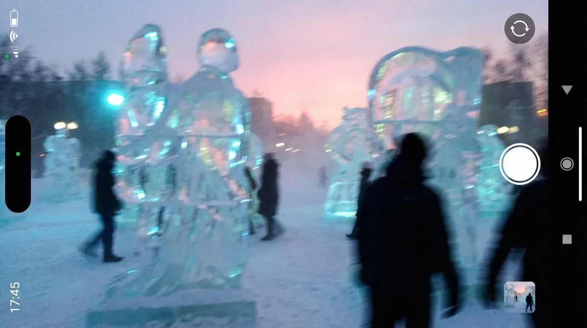 ภาพถ่ายสารคดีจริงของประติมากรรมน้ำแข็งยามพลบค่ำ 1