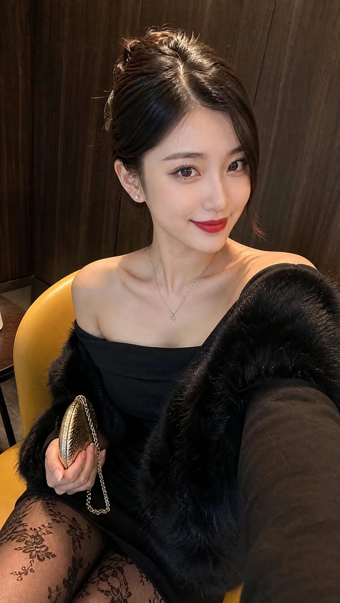 สาวเอเชียชุดดำ หุ่นดี สง่างาม 1