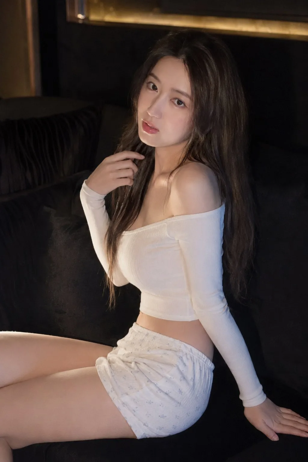 สาวเอเชียบนโซฟามืด: ภาพเหมือนสบายๆ ในบ้าน 1