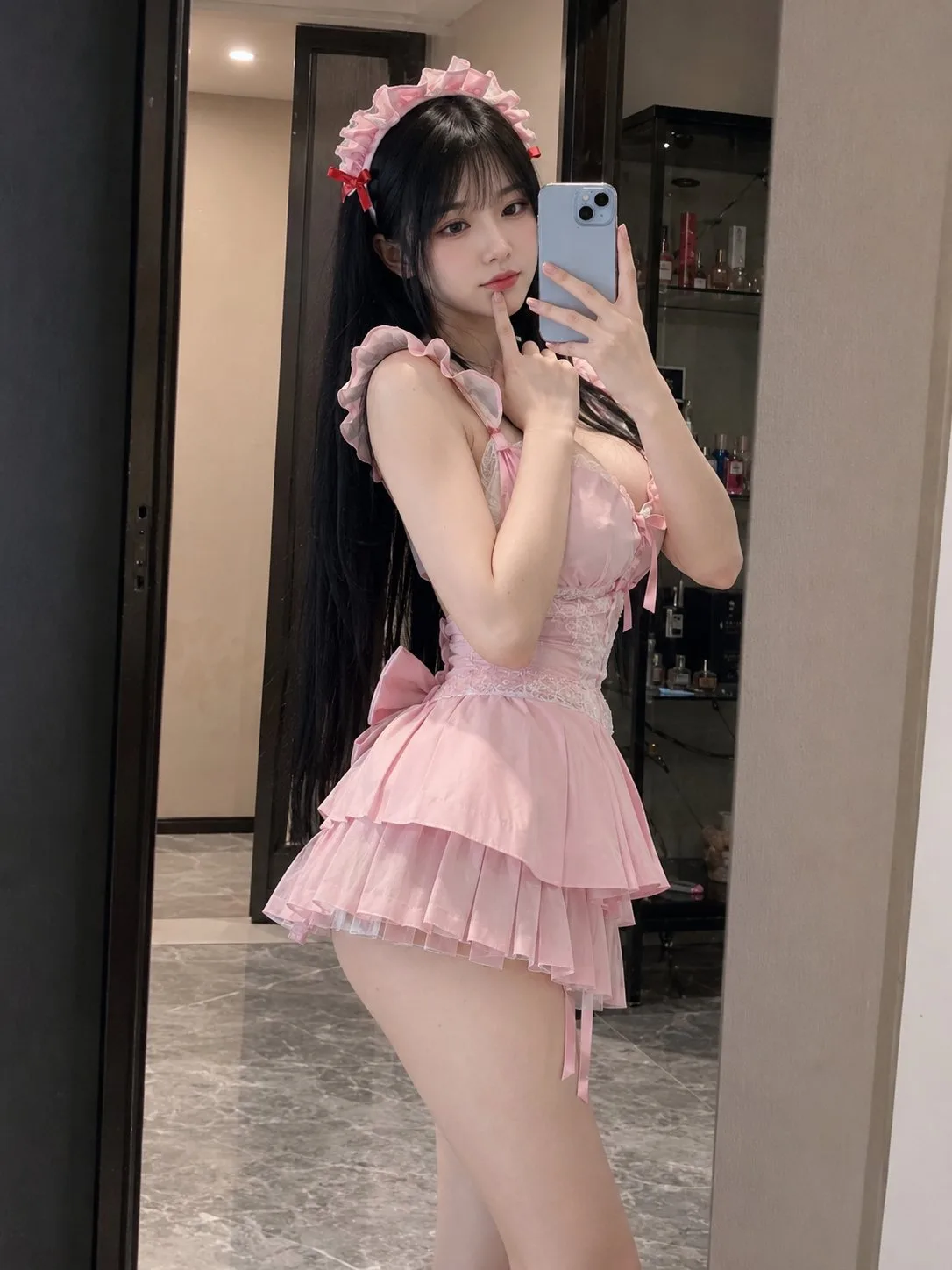 เซลฟี่สาวเอเชียในชุดเมดสีชมพู อพาร์ตเมนต์โมเดิร์น 1