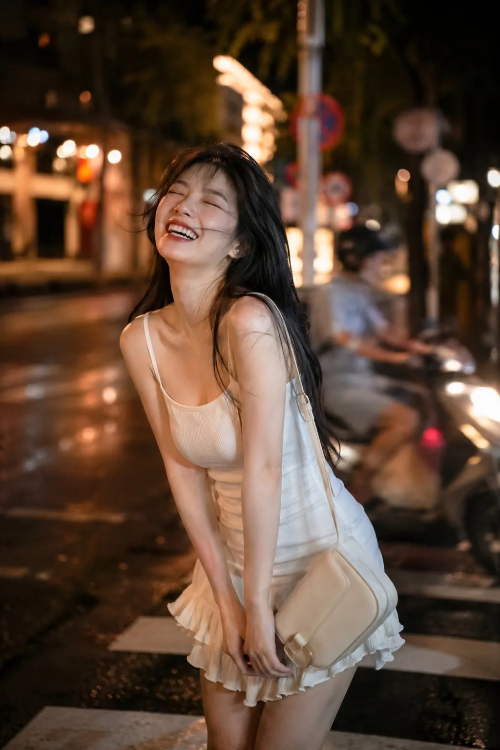 สาวเอเชียหัวเราะร่าเริงกลางคืน 1