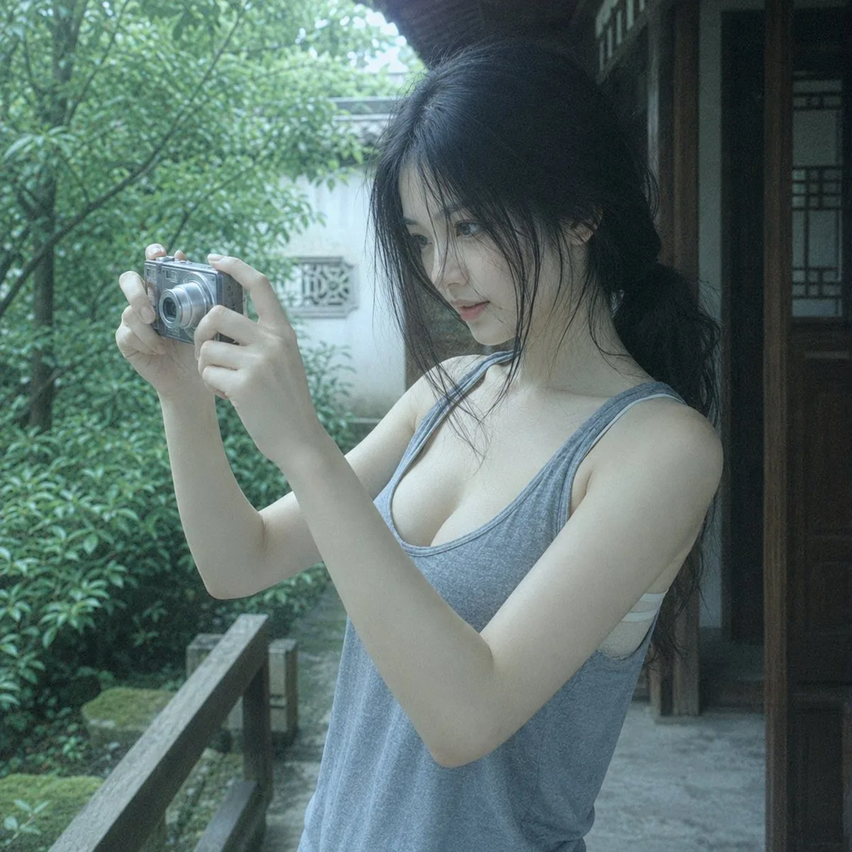 สาวเอเชียถ่ายรูปในโถงไม้เก่า สไตล์ภาพดิจิทัลยุค 2000 1