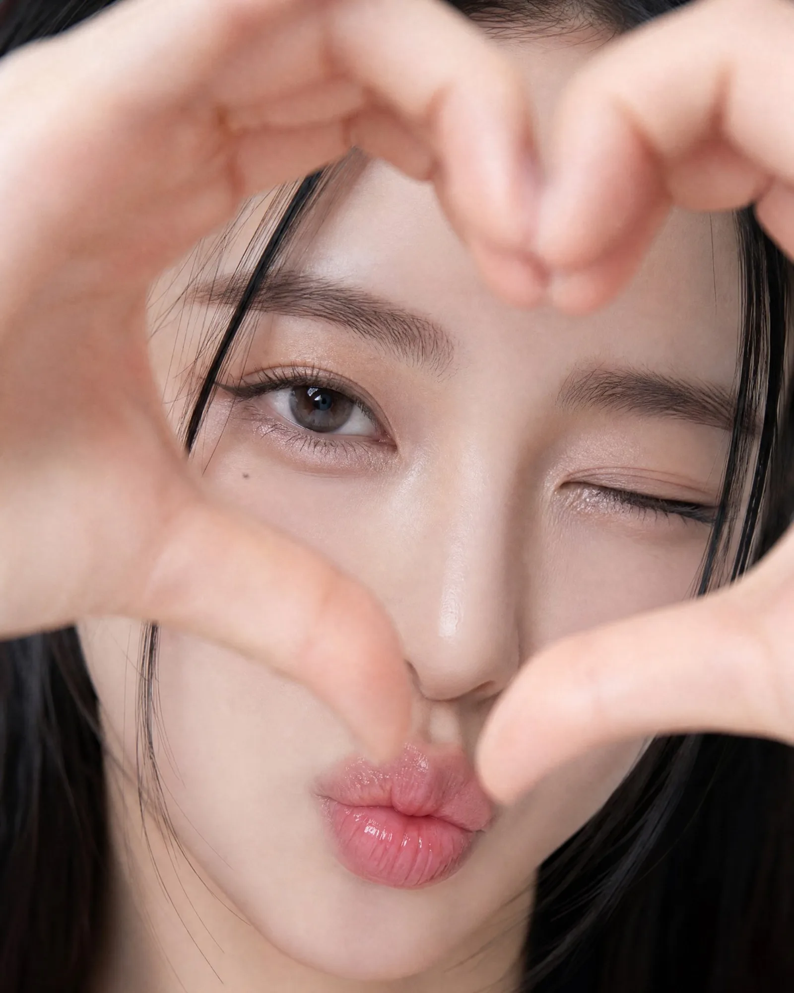 ภาพพอร์เทรตหญิงสาวเอเชียทำมือรูปหัวใจ 1