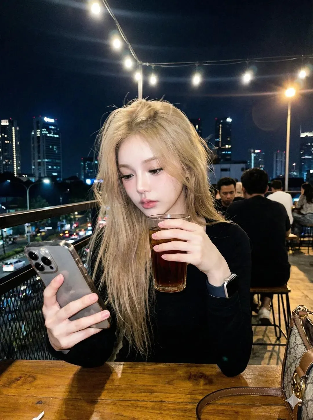 สาวข้างบ้านในคาเฟ่: ภาพถ่าย candid ยามค่ำคืน 1