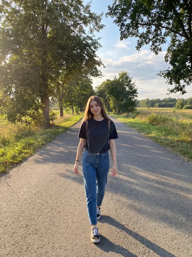 สาวน้อยยิ้มหวานบนถนนชนบทช่วง Golden Hour