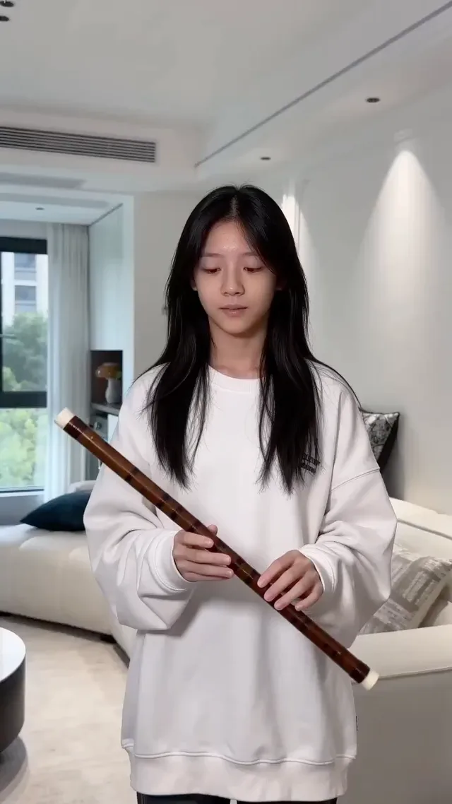 สาวจีนหมุนขลุ่ยไม้ไผ่กลางอากาศ เปลี่ยนชุดสุดอลังการ