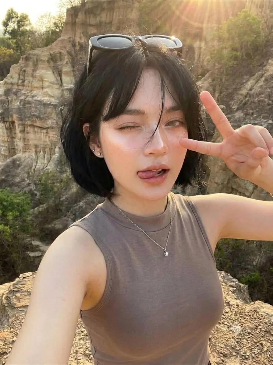 หญิงสาวถ่ายภาพเซลฟี่มุมสูงในหุบเขาแสงทอง 2