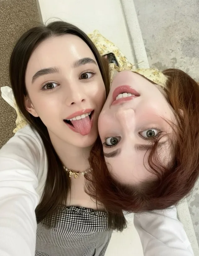 เซลฟี่สาวๆ ทำหน้าตลก Hyperrealistic