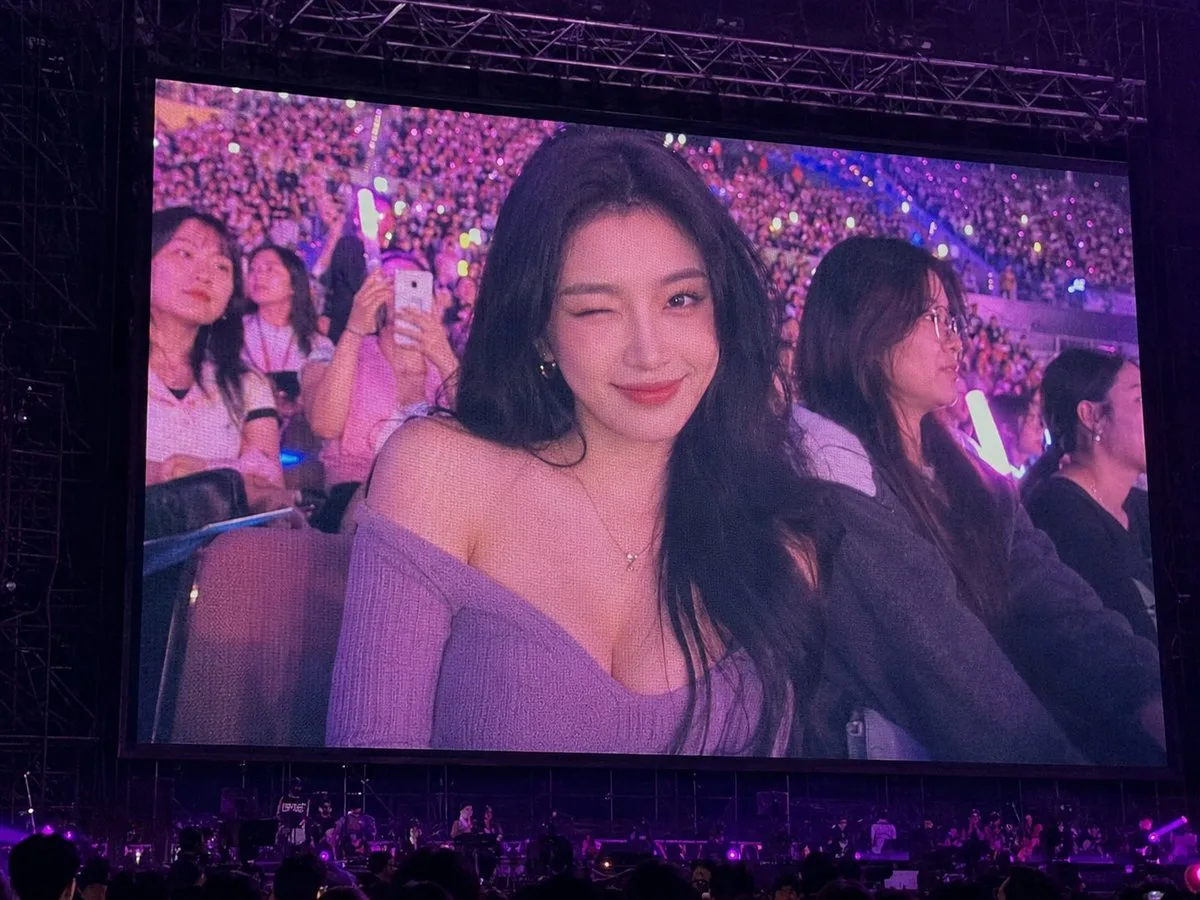 คอนเสิร์ต: จอ LED แฟนแคมสาวจีนสวย 1