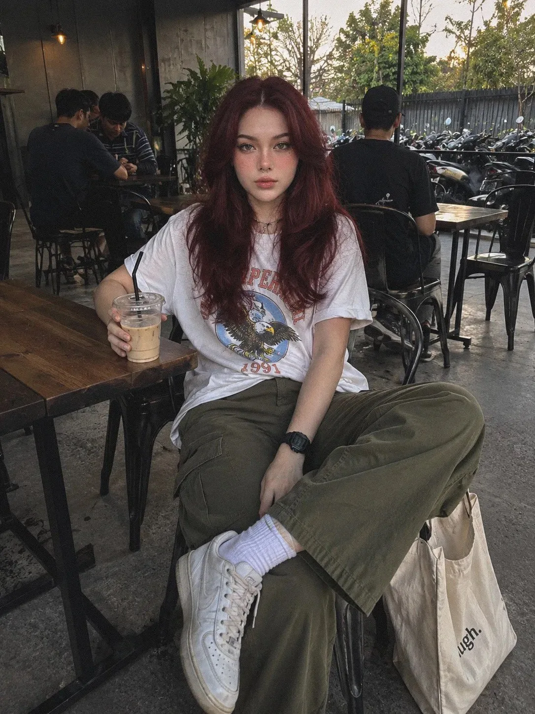 หญิงสาวในคาเฟ่สไตล์อินดัสเทรียลอินโดนีเซีย 1