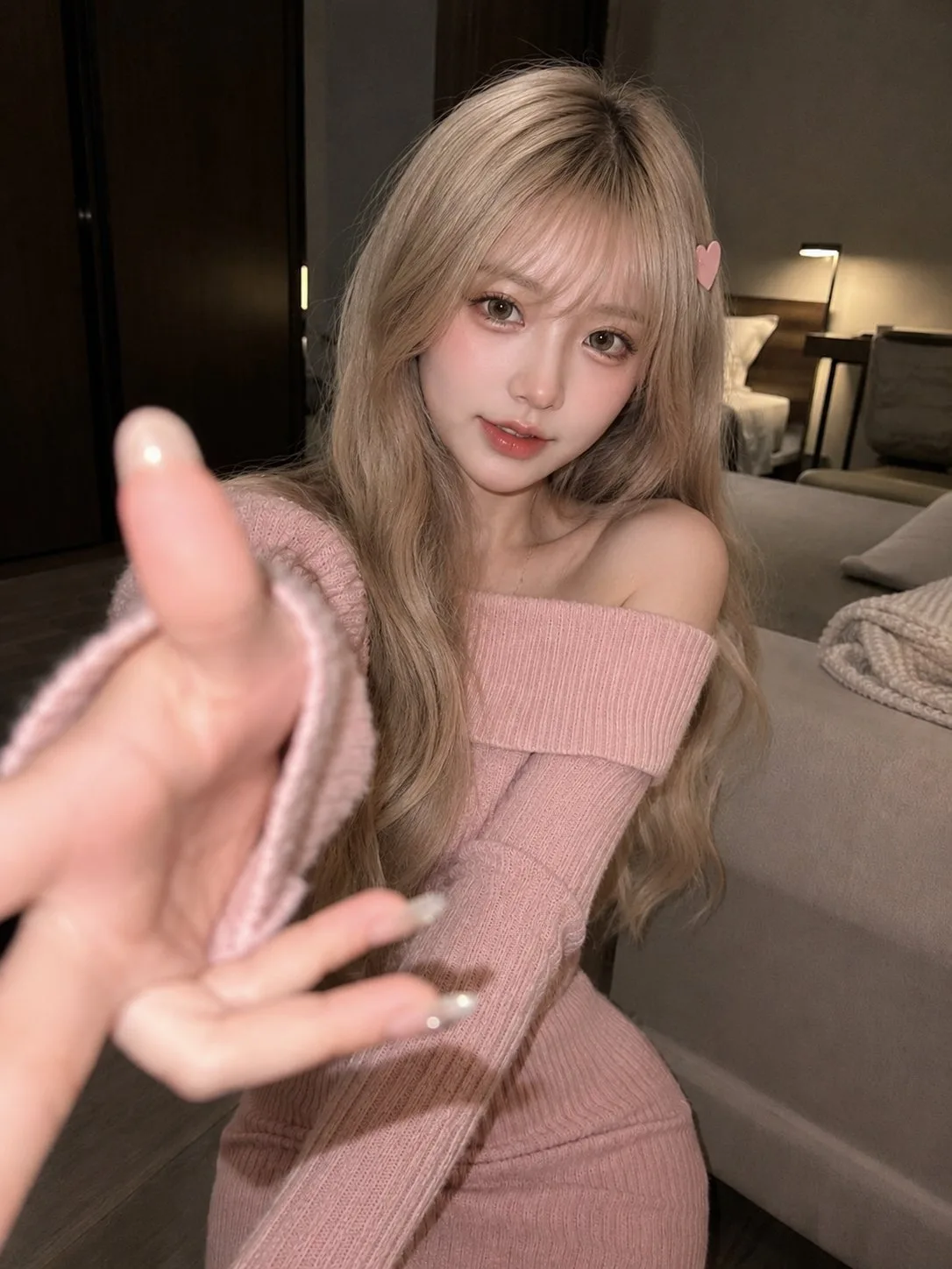 สาวผมบลอนด์ในชุดเดรสถักโทนชมพู 1