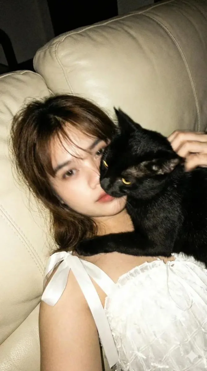 เซลฟี่เบลอ: หญิงสาวกอดแมวอย่างใกล้ชิด 1